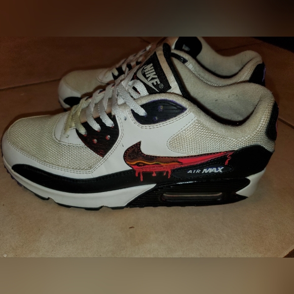 Nike.. danggg posh is taking a lot proffit - Picture 2 of 8